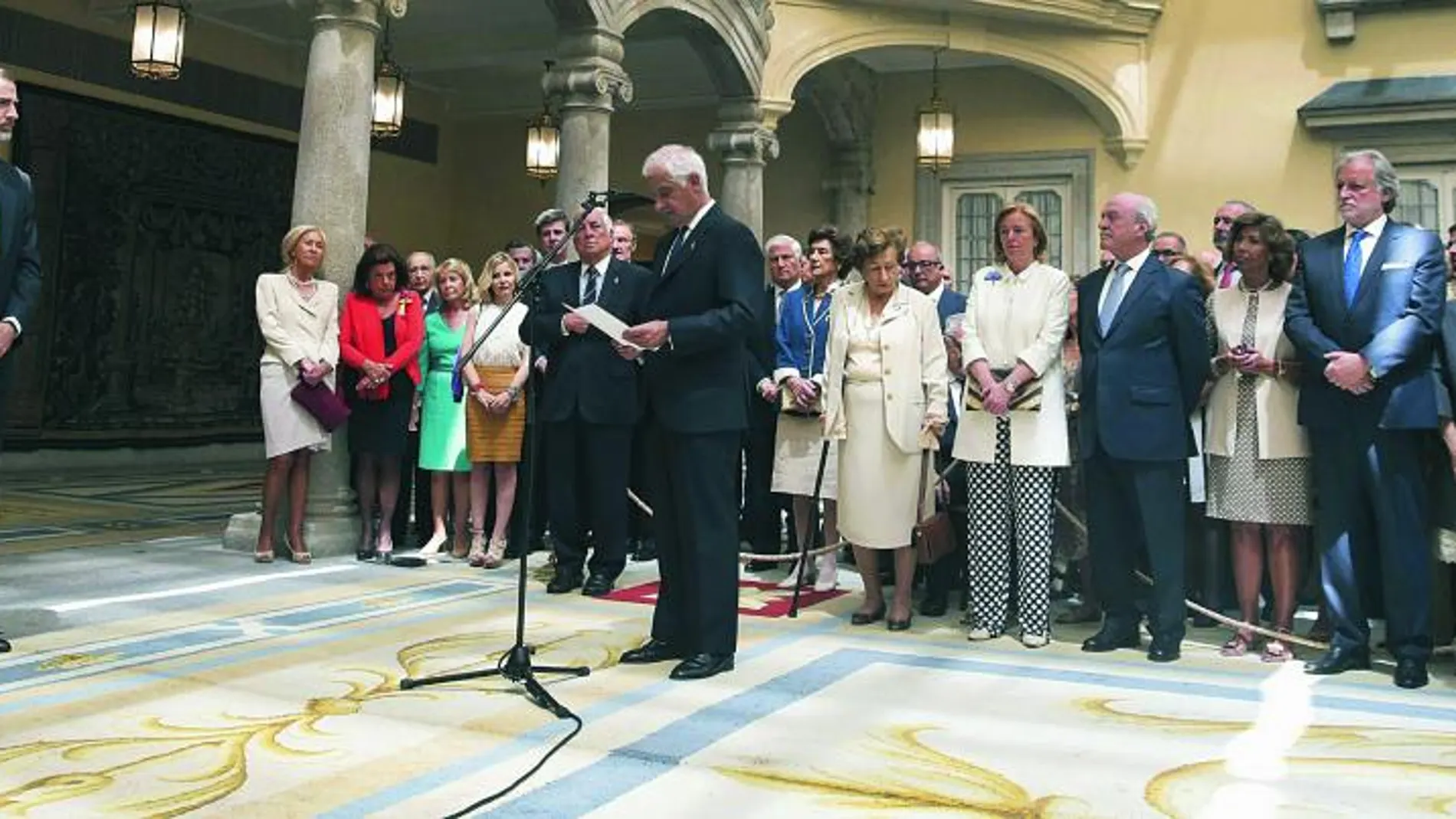 Don Felipe y Doña Letizia recibieron a la Diputación de la Grandeza en el Palacio de El Pardo en junio de 2015. El Rey les recordó las «responsabilidades» y «obligaciones» que conlleva ostentar un título nobiliario