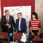 El alcalde de León, Antonio Silván, interviene en la presentación del XII Festival Internacional Vive la Magia. Junto a él, el director artístico del Festival, Juan Mayoral