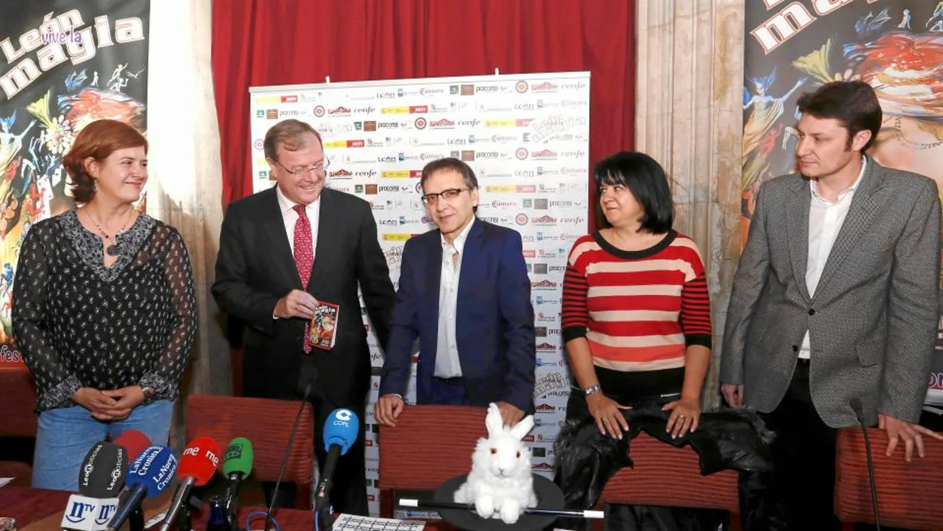 El alcalde de León, Antonio Silván, interviene en la presentación del XII Festival Internacional Vive la Magia. Junto a él, el director artístico del Festival, Juan Mayoral