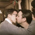 Beso bajo el muérdago de Íñigo Errejón y Pablo Iglesias
