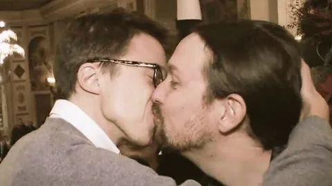 Beso bajo el muérdago de Íñigo Errejón y Pablo Iglesias