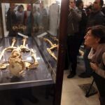 Una mujer observa el esqueleto que data de la prehistoria que forma parte de la exposición de objetos repatriados tras su restauración en el Museo Egipcio de El Cairo, Egipto .(EFE/Khaled Elfiqi)
