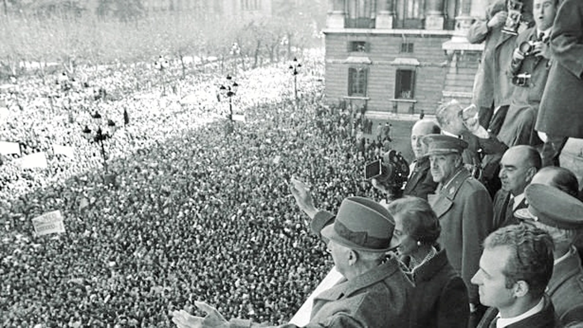 Franco, en la plaza de Oriente en 1970 / Foto: Luis Díaz