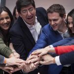 El presidente de Ciudadanos (Cs), Albert Rivera (3i); junto a la portavoz nacional de Ciudadanos, Inés Arrimadas (3d); el líder de la formación en Andalucía, Juan Marín (2i), y la secretaria de Política Municipal de Ciudadanos, Begoña Villacís (i), entre otros