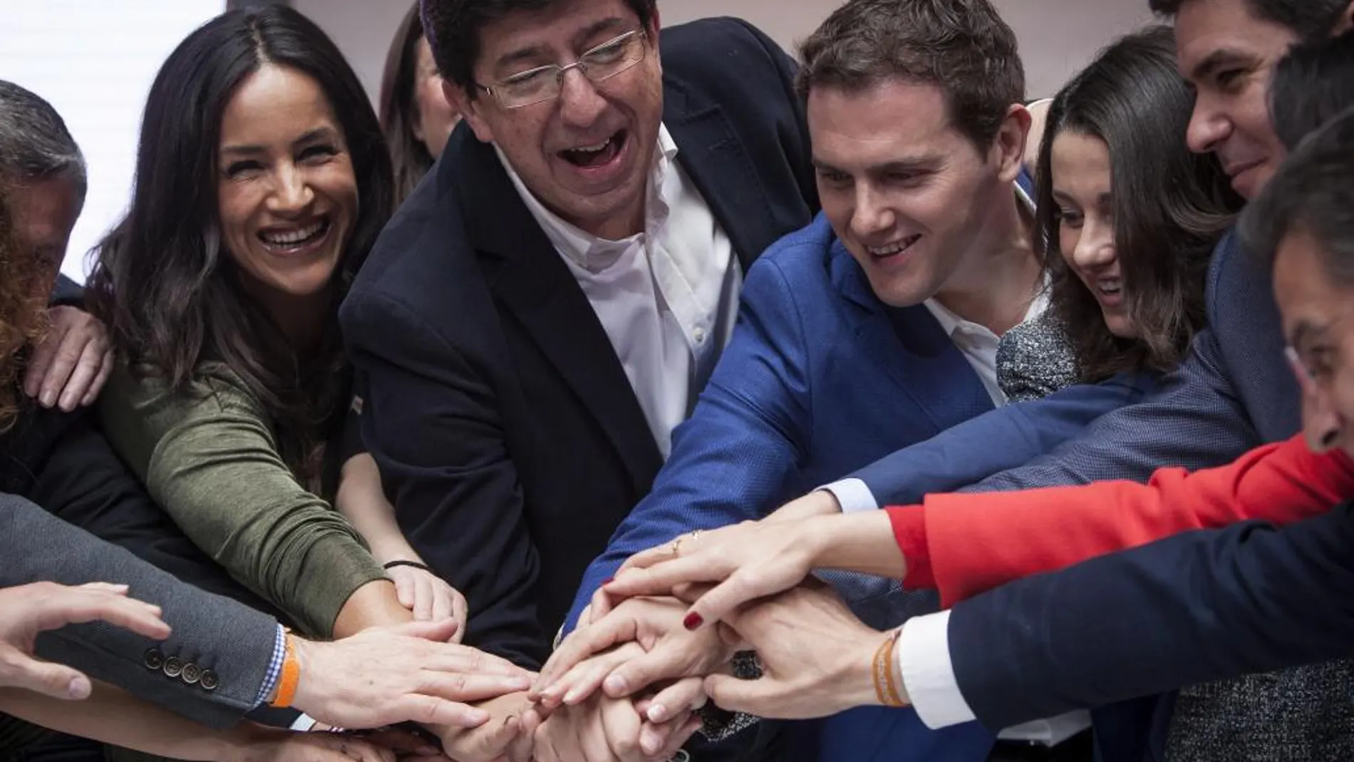 El presidente de Ciudadanos (Cs), Albert Rivera (3i); junto a la portavoz nacional de Ciudadanos, Inés Arrimadas (3d); el líder de la formación en Andalucía, Juan Marín (2i), y la secretaria de Política Municipal de Ciudadanos, Begoña Villacís (i), entre otros