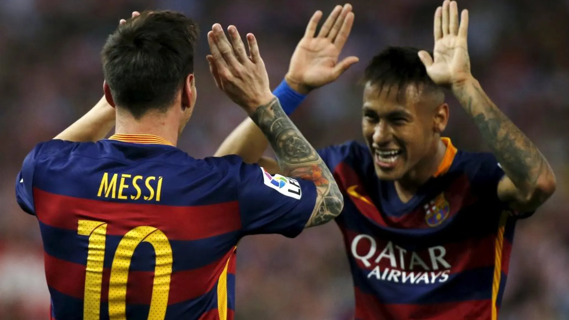 Messi y Neymar celebarn el 1-2