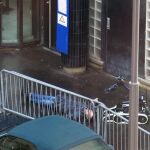 Un robot de la Policía inspecciona el cuerpo del hombre abatido