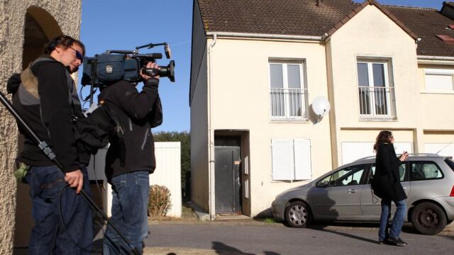 Periodistas hacen guardia frente a la casa de Ismael Omar Mostefai en Chartres. Ap
