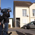 Periodistas hacen guardia frente a la casa de Ismael Omar Mostefai en Chartres. Ap