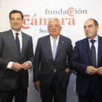 Juanma Moreno, Francisco Herrero y Lorenzo Amor, en el acto organizado por la Fundación Cámara de Sevilla