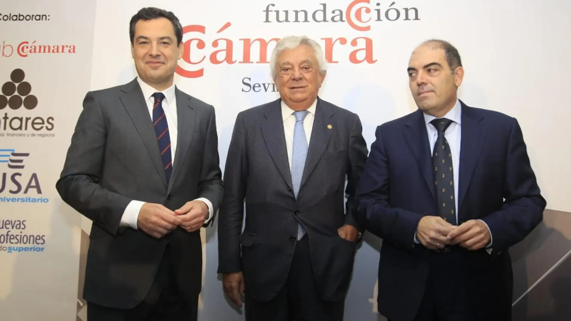 Juanma Moreno, Francisco Herrero y Lorenzo Amor, en el acto organizado por la Fundación Cámara de Sevilla