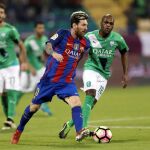 Lionel Messi conduce el balón ante la presión de Al-Ahli Luiz Carlos