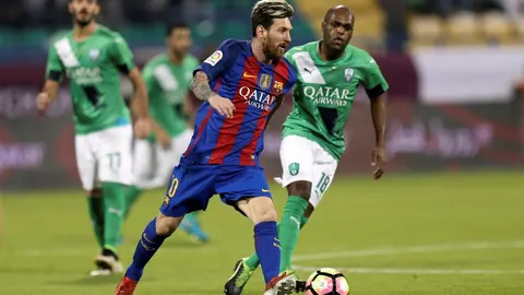 Lionel Messi conduce el balón ante la presión de Al-Ahli Luiz Carlos