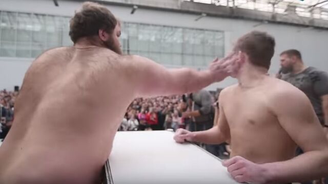 Captura de una de las bofetadas que protagonizaron los participantes en el festival ‘Siberian Power Show’ / YouTube