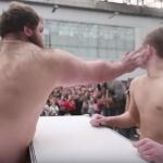 Captura de una de las bofetadas que protagonizaron los participantes en el festival ‘Siberian Power Show’ / YouTube