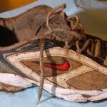 Imagen de una de las zapatillas encontradas con restos óseos de un pie en su interior