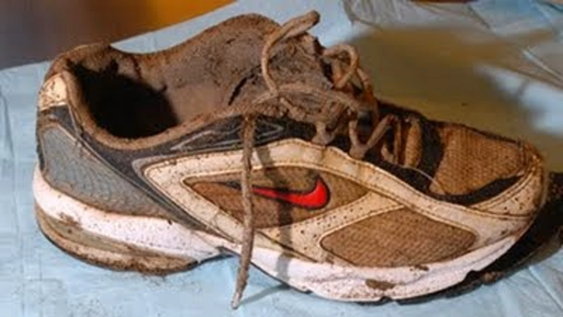 Imagen de una de las zapatillas encontradas con restos óseos de un pie en su interior