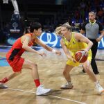 Samantha Whitcomb (Australia) y Liwei Yang (China) durante el segundo partido de cuartos de la Copa del Mundo de Baloncesto Femenino. EFE/Cristóbal García
