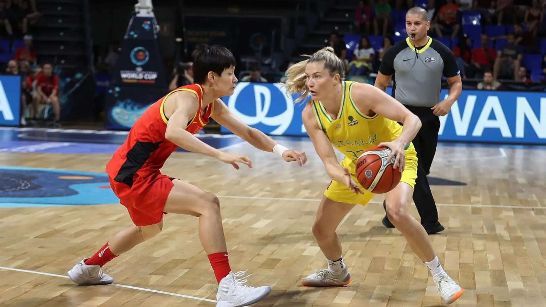 Samantha Whitcomb (Australia) y Liwei Yang (China) durante el segundo partido de cuartos de la Copa del Mundo de Baloncesto Femenino. EFE/Cristóbal García