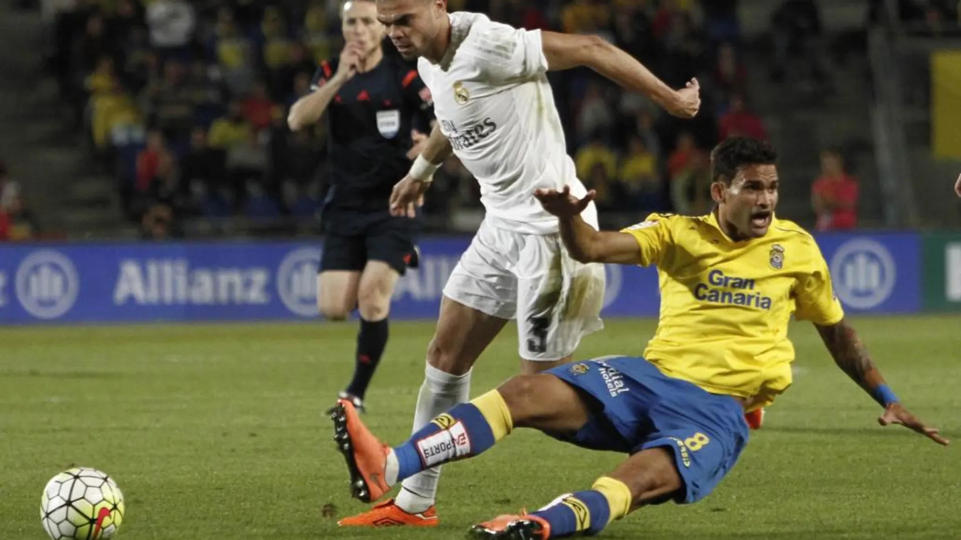 El delantero brasileño de la U. D. Las Palmas, Willian José (d), cae ante el defensa portugués del Real Madrid, Pepe