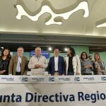 Juanma Moreno, junto a los miembros de la Ejecutiva regional del PP, ayer