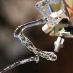 El agua va cambiando su trayectoria según el sonido que se le aplica
