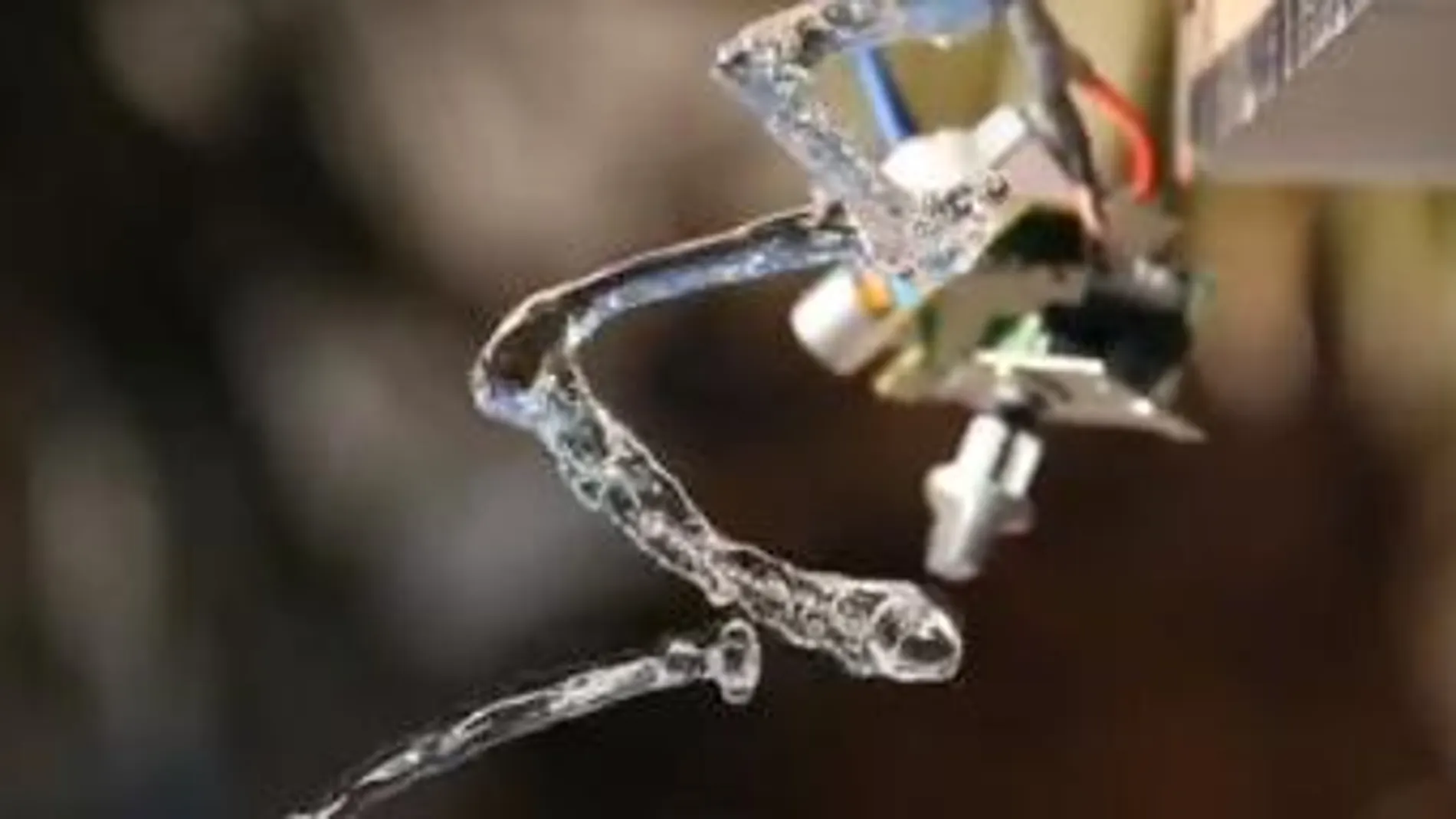 El agua va cambiando su trayectoria según el sonido que se le aplica