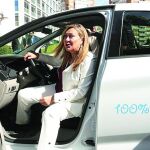 La consejera de Economía y Hacienda, Pilar del Olmo, presenta los nuevos vehículos eléctricos de la flota de la Junta.