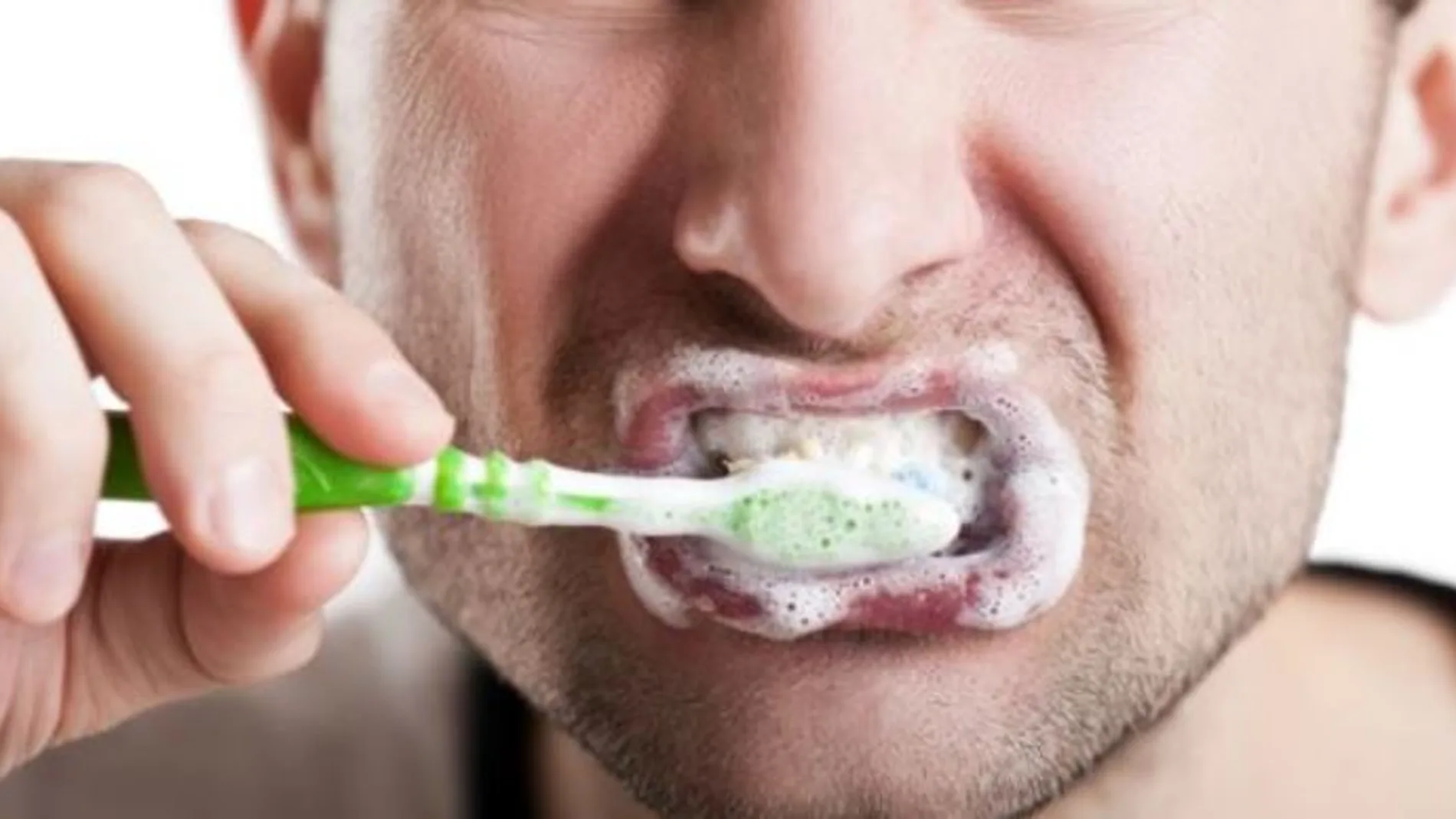 La dentadura de los seres humanos actuales necesitan un cuidado permanente y exhaustivo | Fotografía de archivo