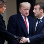 Emmanuel Macron saluda a Melania Trump ante la mirada del presidente de Estados Unidos, hoy en París. EFE/EPA/IAN LANGSDON