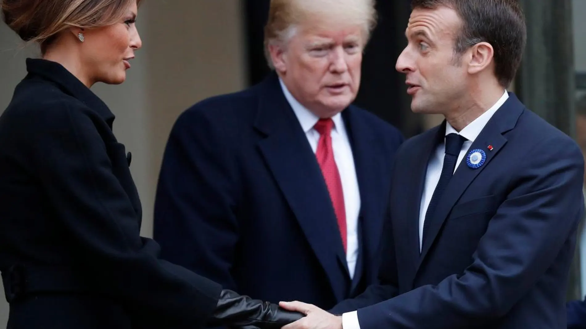 Emmanuel Macron saluda a Melania Trump ante la mirada del presidente de Estados Unidos, hoy en París. EFE/EPA/IAN LANGSDON