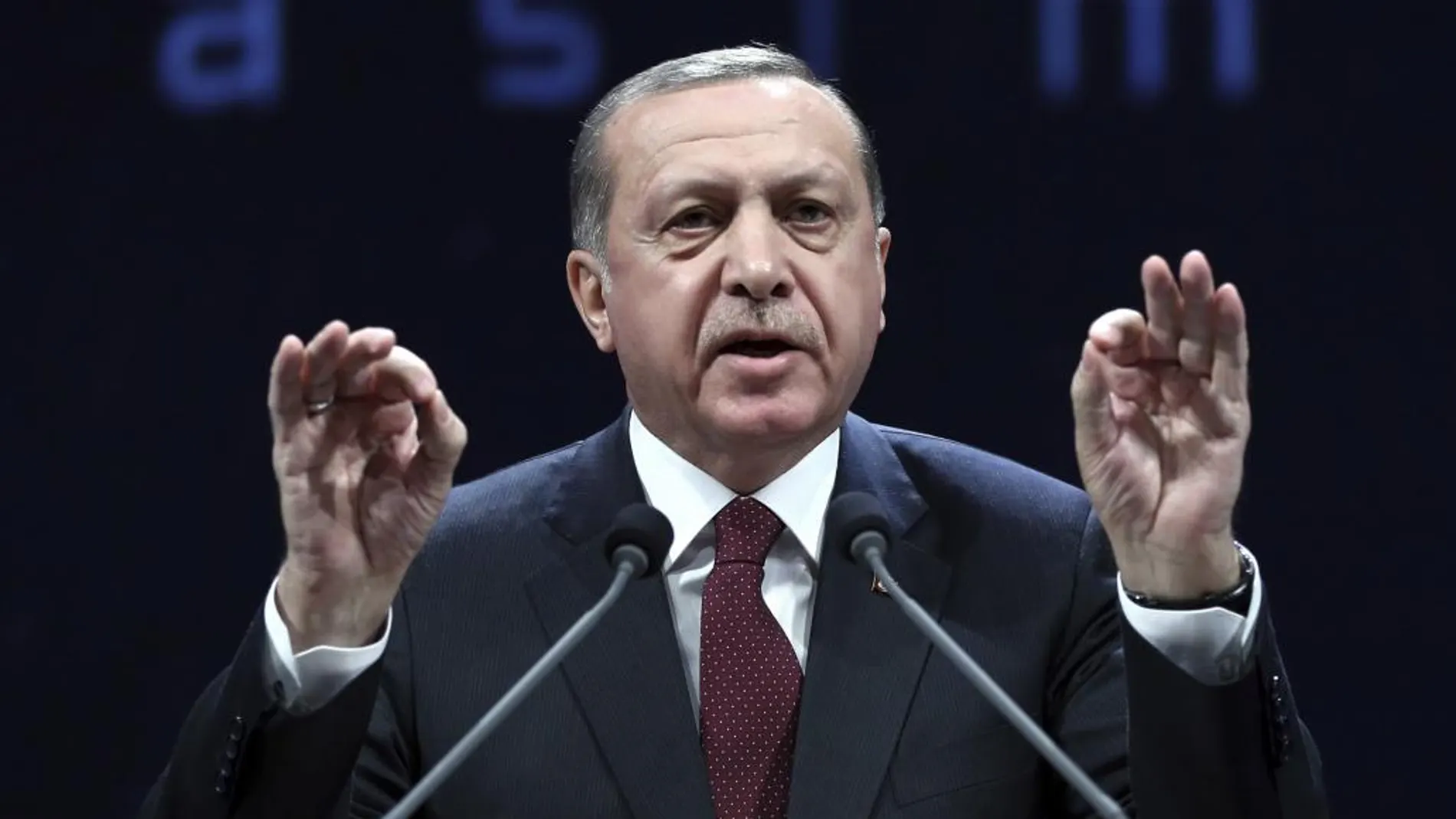 El presidente turco Recep Tayyip Erdogan, ha cesado hoy a 15.700 funcionarios