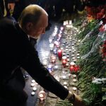 El presidente de Rusia, Vladimir Putin, deja un ramo de flores a las afueras de la estación de metro, después del atentado
