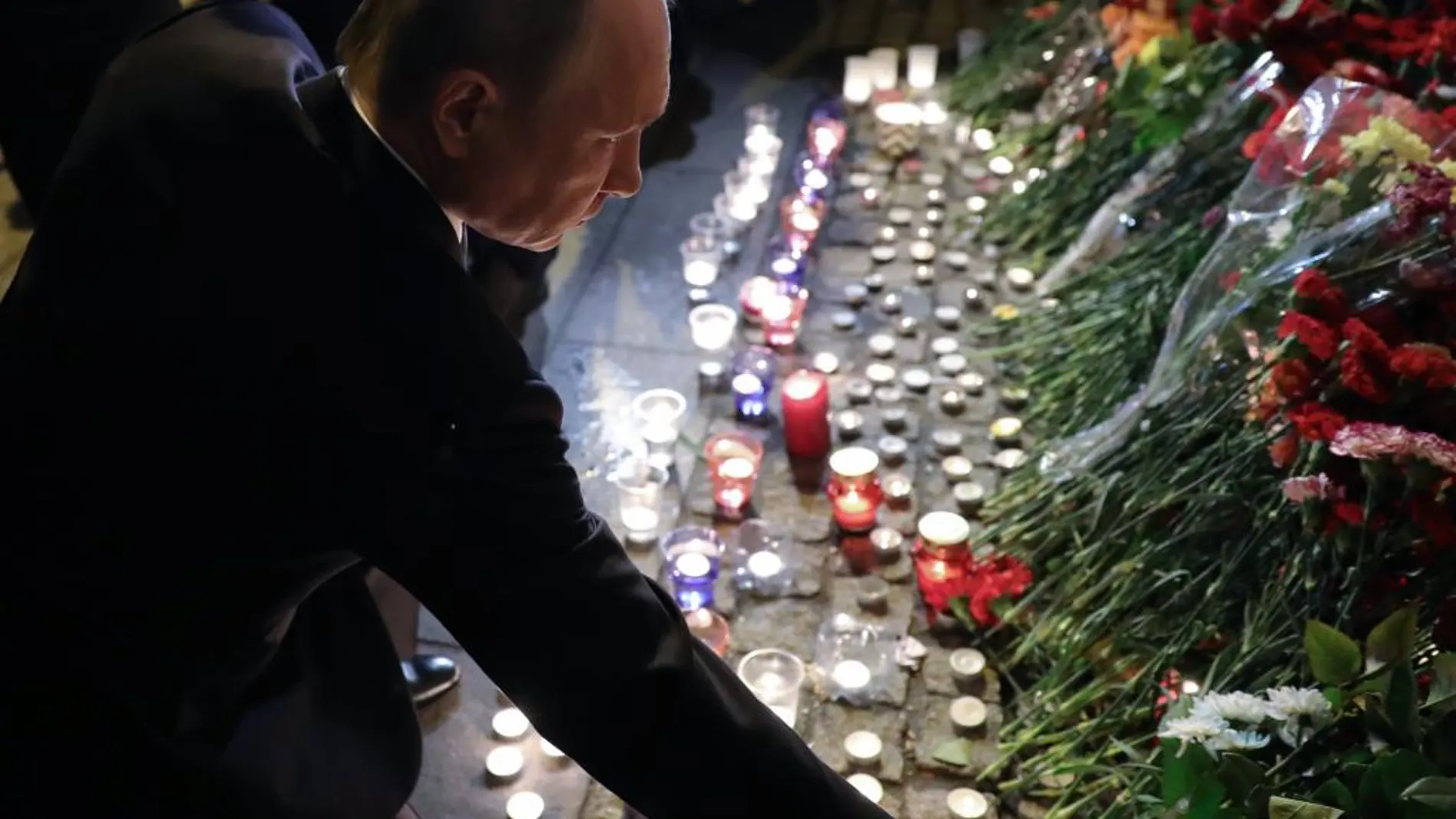 El presidente de Rusia, Vladimir Putin, deja un ramo de flores a las afueras de la estación de metro, después del atentado