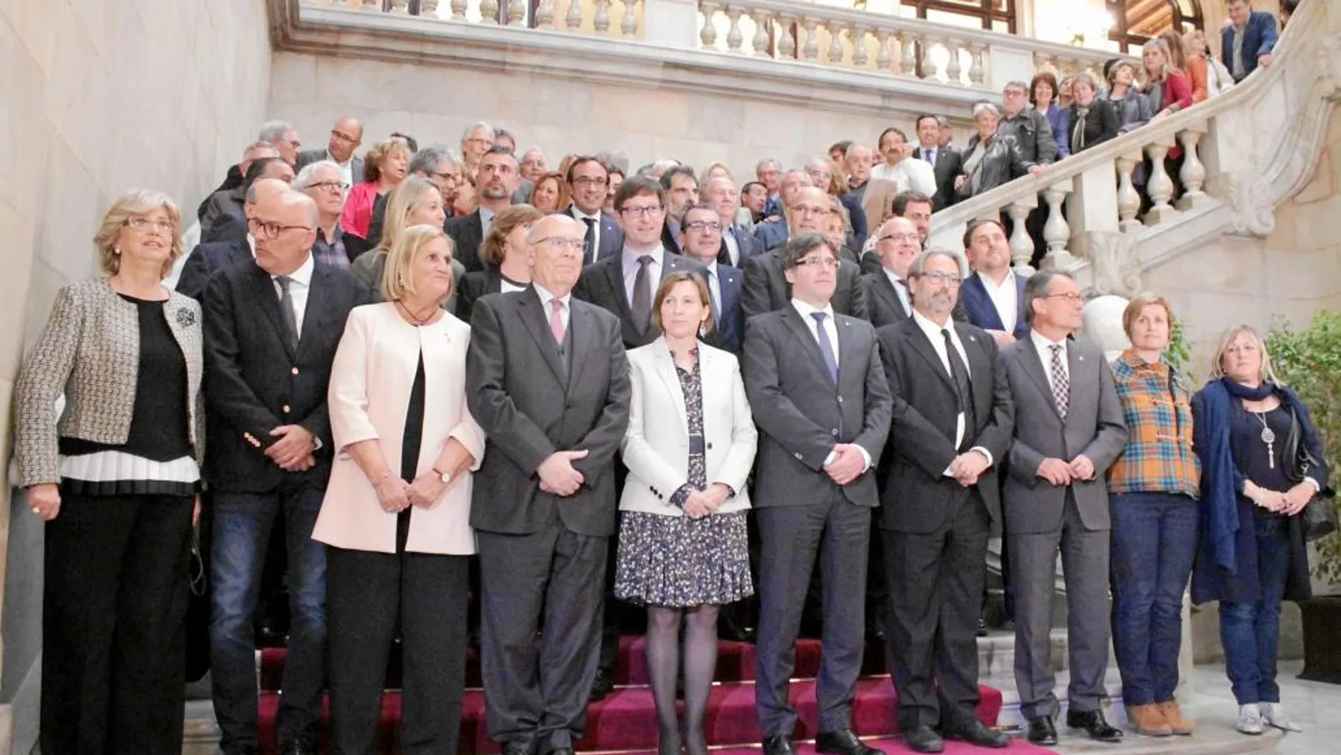 Imagen de los presentes ayer en el acto celebrado en el Parlament de apoyo a Forcadell