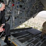 El secretario de Defensa de Estados Unidos, James Mattis, mira la ciudad de Kabul desde el aire a su llegada en helicóptero