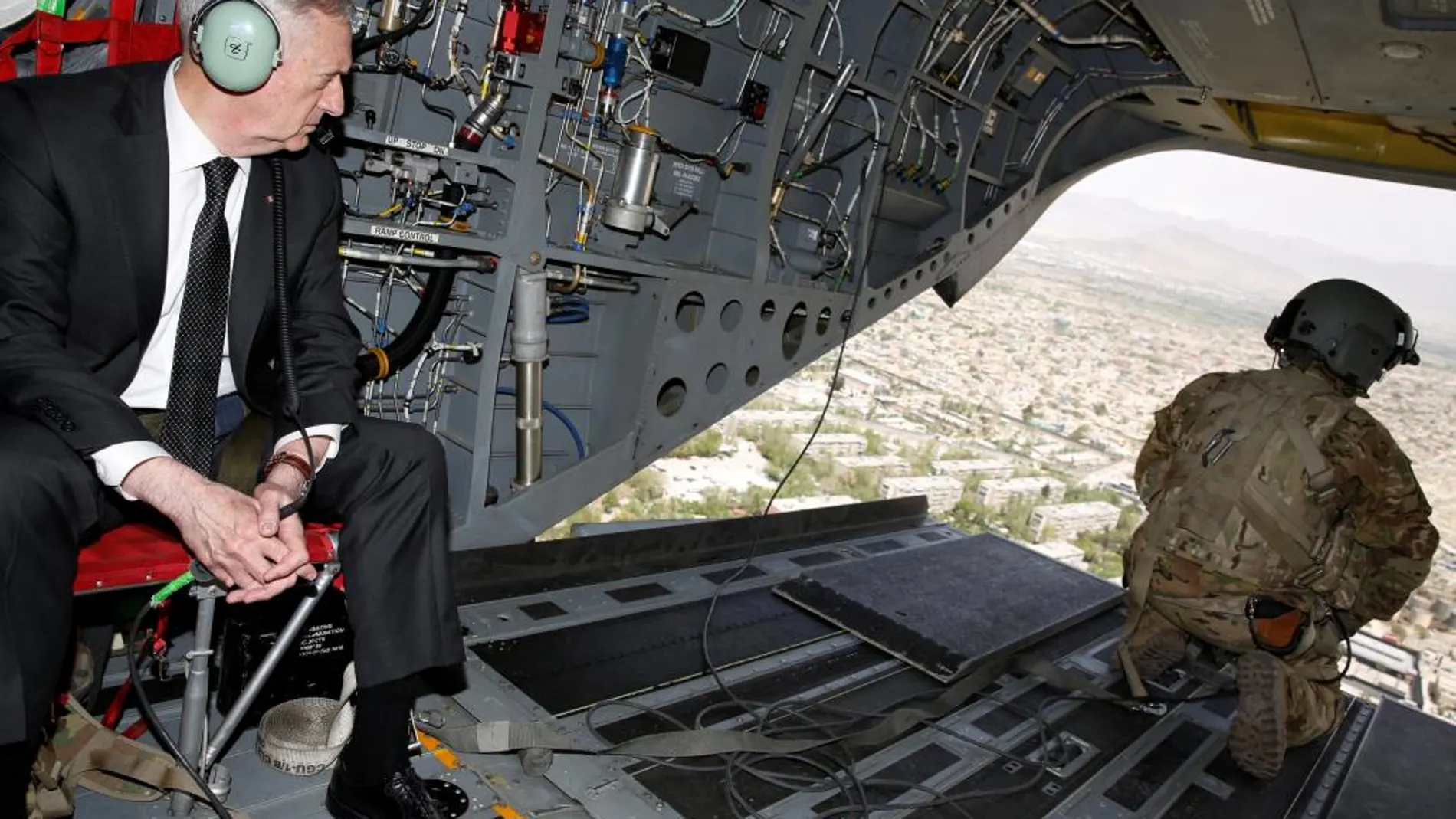 El secretario de Defensa de Estados Unidos, James Mattis, mira la ciudad de Kabul desde el aire a su llegada en helicóptero