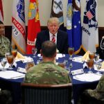 Donald Trump escucha miembros de la cúpula militar de EE UU en una visita al cuartel general de las actividades antiterroristas del Ejército.