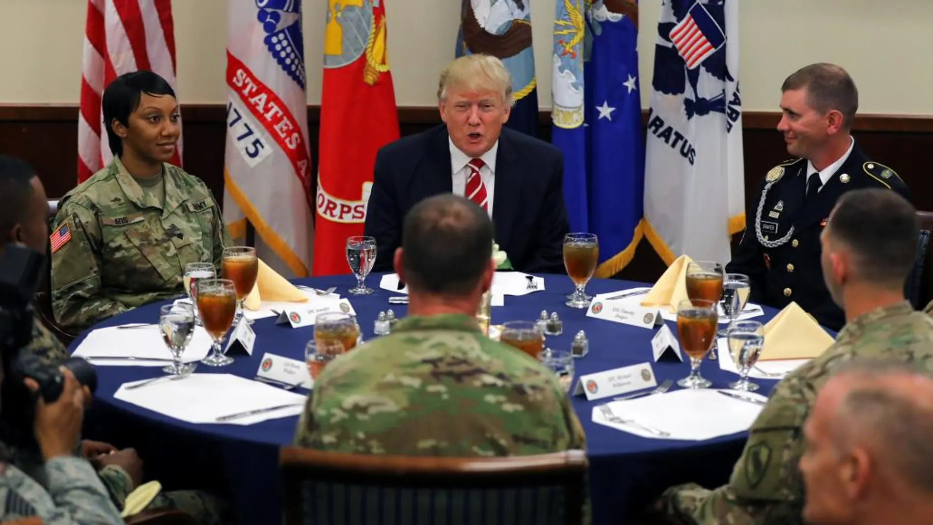 Donald Trump escucha miembros de la cúpula militar de EE UU en una visita al cuartel general de las actividades antiterroristas del Ejército.