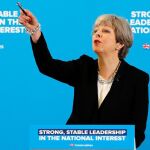 La primera ministra británica, Theresa May, responde a preguntas de los periodistas, hoy en Londres