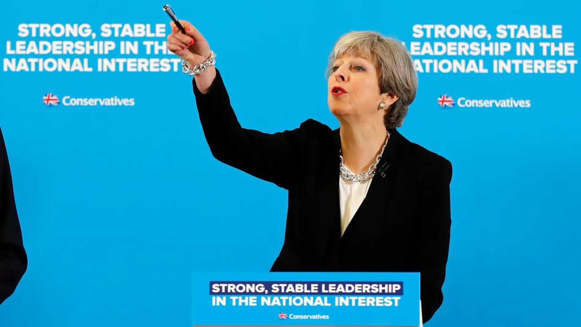 La primera ministra británica, Theresa May, responde a preguntas de los periodistas, hoy en Londres