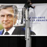 François Fillon recuperó ayer posiciones y desplazó a Mélenchon de la tercera posición, según un sondeo publicado por el periódico «Le Figaro»