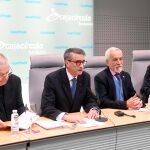 El presidente del Cabildo Catedralicio, Pablo González; el presidente de la Fundacion Cajacirculo, Emilio de Domingo; el director del coro, Ismael Fernández de la Cuesta); y el vicepresidente de la Fundación VIII Centenario de la Catedral. Burgos 2021, Antonio Miguel Méndez Pozo presentan el concierto de canto gregoriano