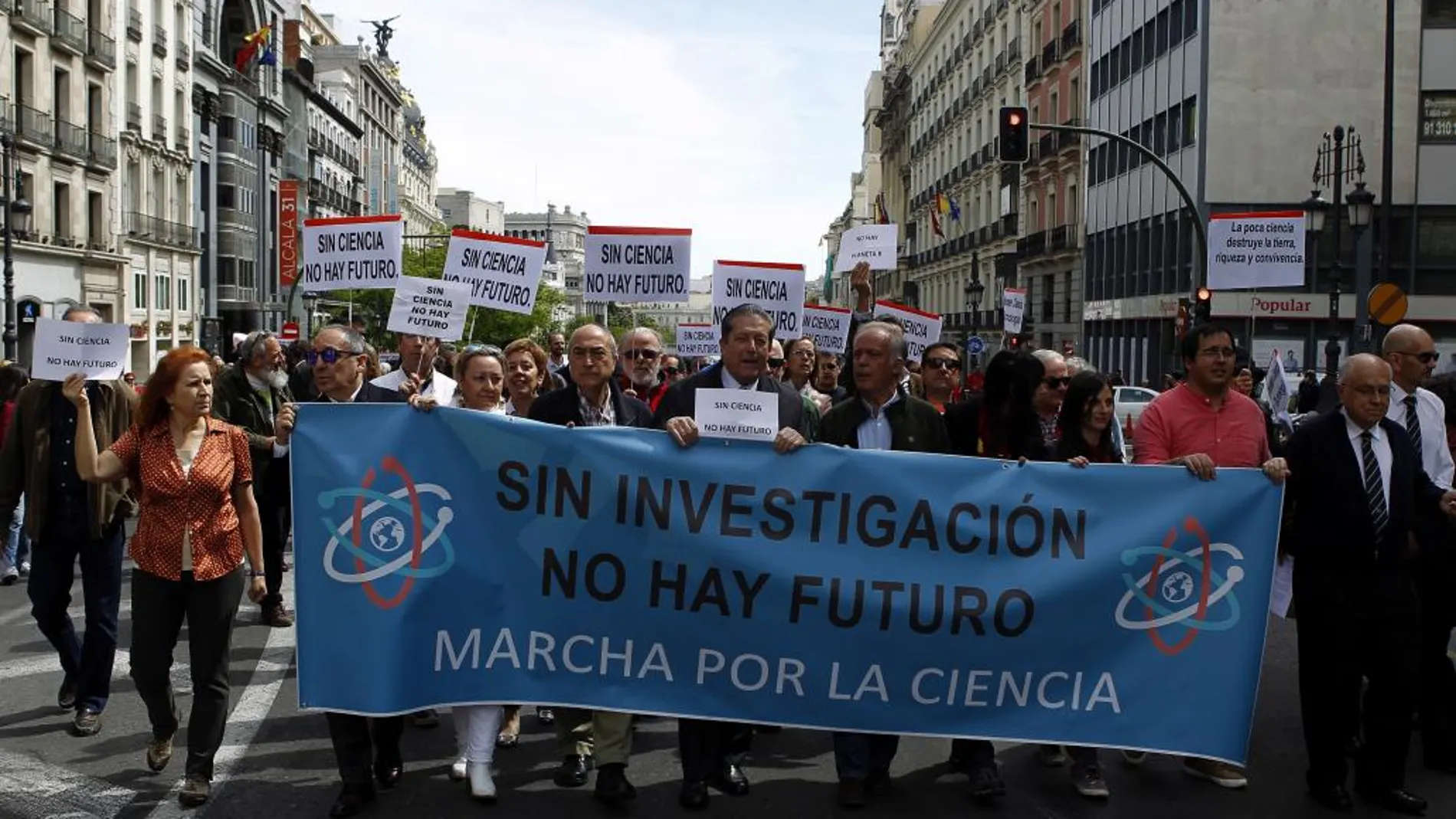 Científicos españoles frente al Ministerio de Educación, en Madrid, en la marcha mundial por la ciencia
