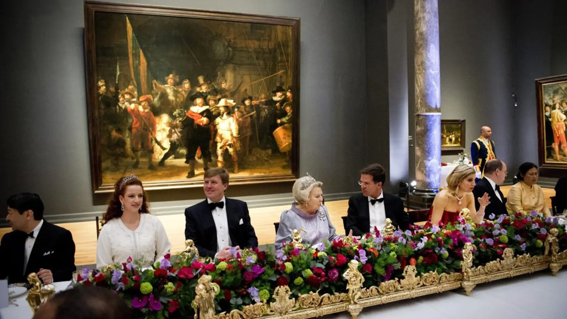 Beatriz de Holanda (c-i), Mark Rutte (c-d), junto a (i-d) el príncipe Naruhito de Japón, la princesa Lalla Salma de Marruecos, el príncipe Guillermo-Alejandro, la princesa Máxima, el príncipe Alberto II de Mónaco, la princesa Maha Chakri Sirindhorn de Tailandia
