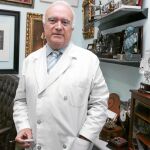 El doctor Criado, en su consulta en Sevilla