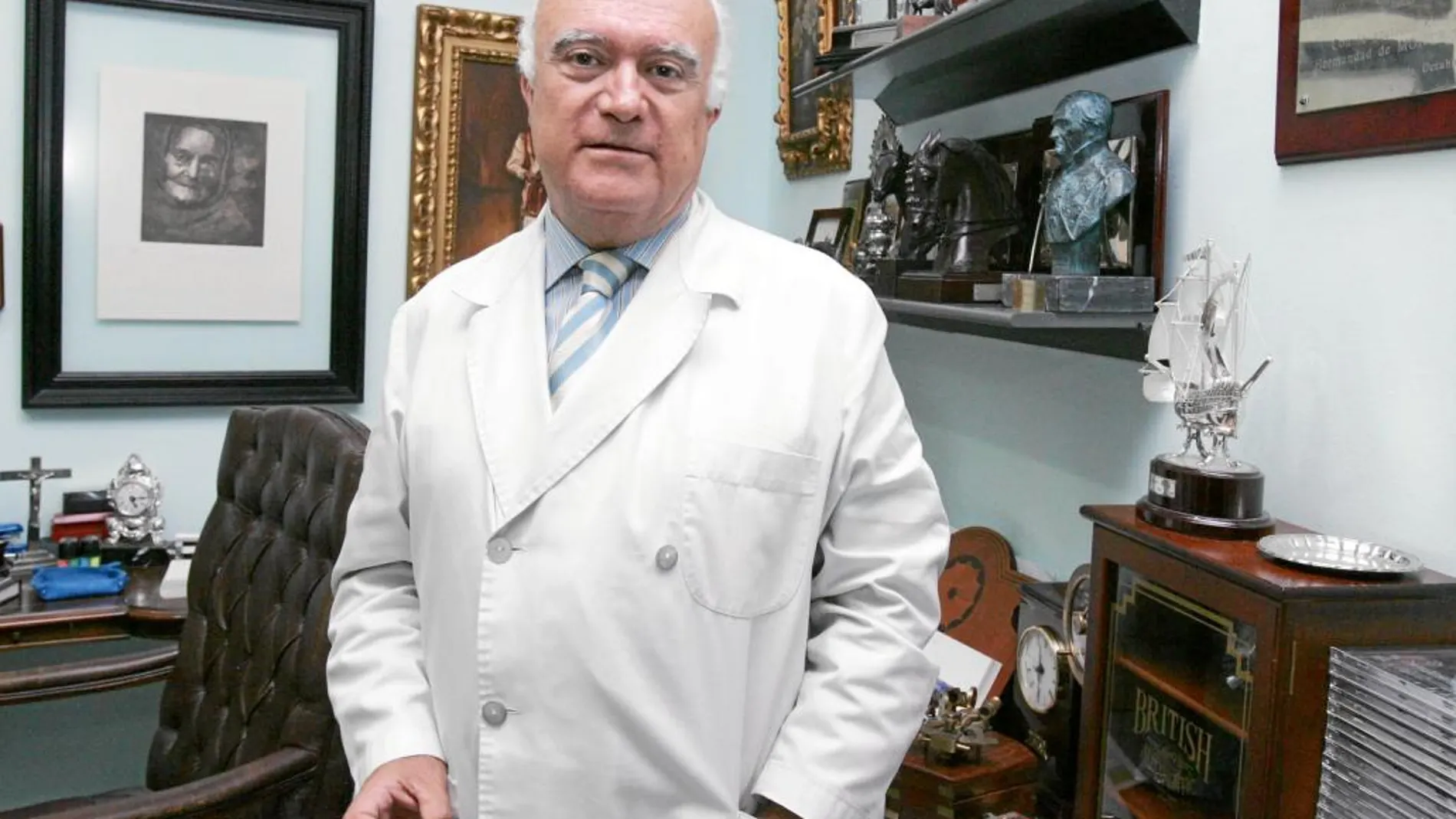 El doctor Criado, en su consulta en Sevilla