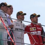 Lewis Hamilton celebra con Valtteri Bottas y Sebastian Vettel en el podio.