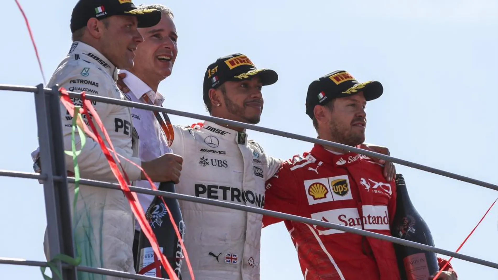 Lewis Hamilton celebra con Valtteri Bottas y Sebastian Vettel en el podio.