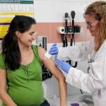 Una mujer salmantina embarazada recibe atención médica.